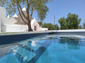 Trulli au milieu d'un champ d'oliviers avec piscine Ceglie Messapica